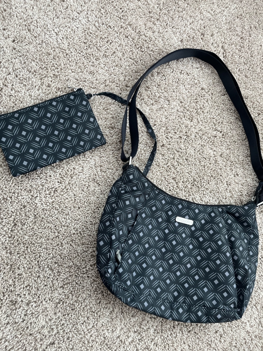 Baggallini cross body purse with matching wristlet